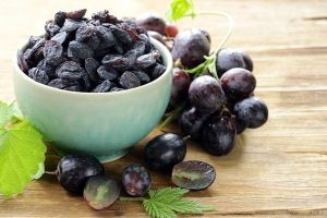 natural black raisins benefits