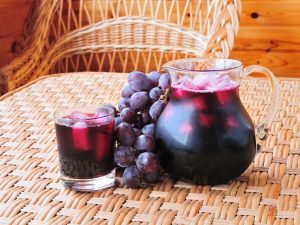 Black raisin juice