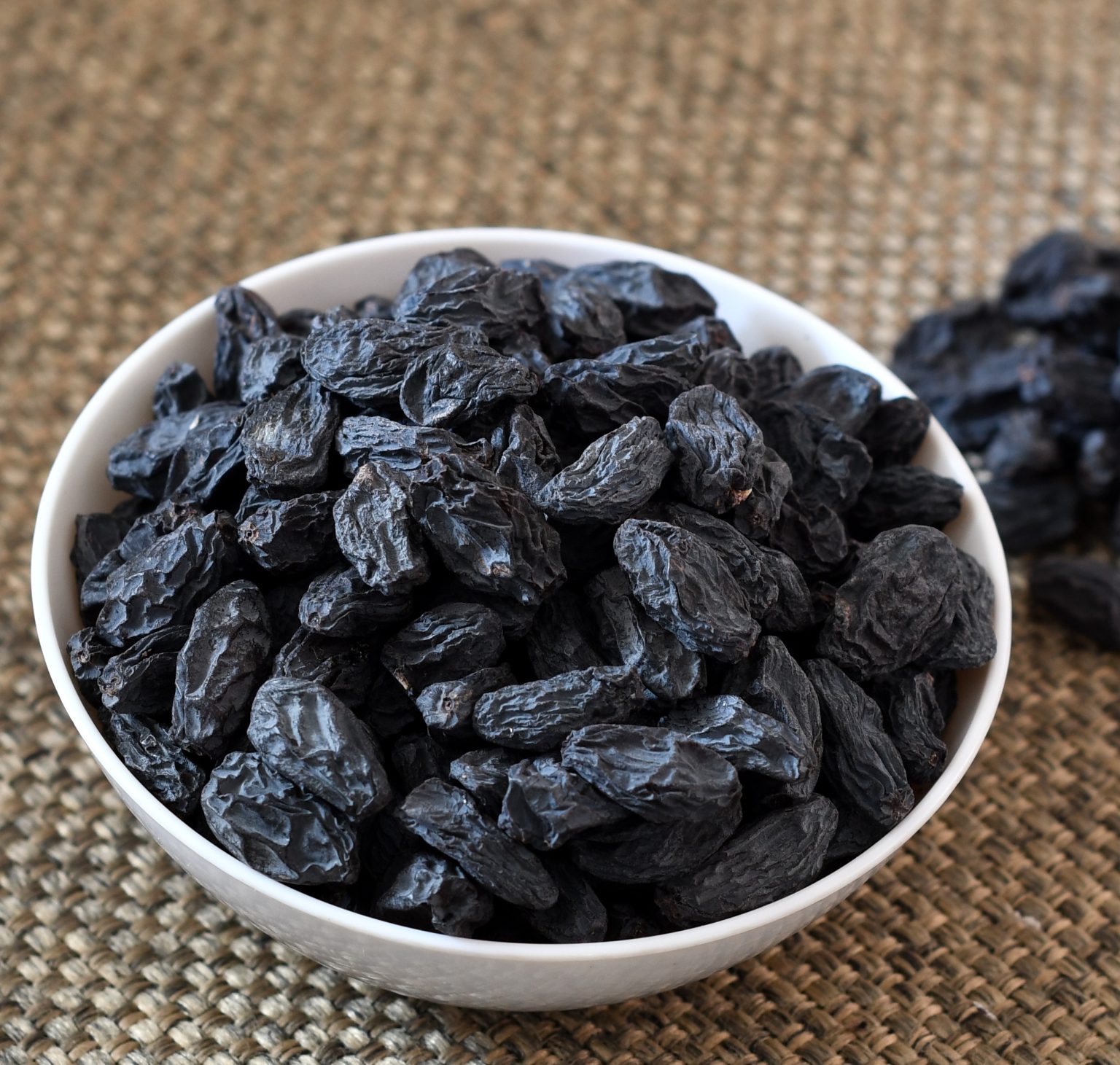 black raisins nutrition facts 100g value Edalat