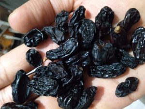 black raisins nutrition facts 100g