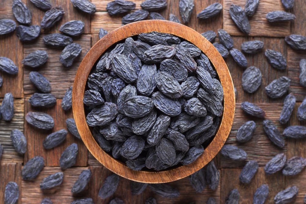 black raisins uses + what is the use of black raisins - Edalat