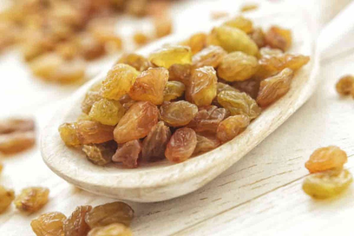 how to eat dried raisins to get more benefits