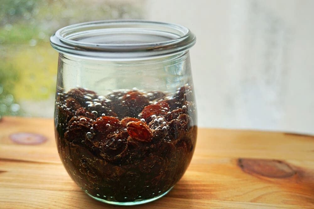 using soaked black raisins and saffron for your health