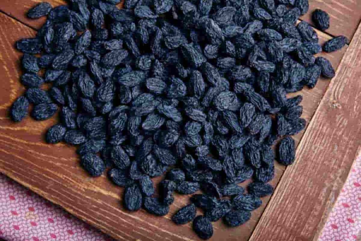 The price of buying green and black raisins + properties, disadvantages and advantages