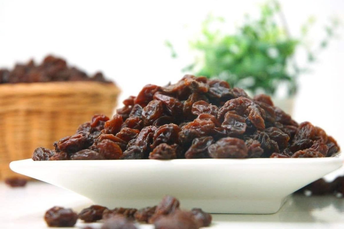 The price of buying black raisins + its advantages and disadvantages