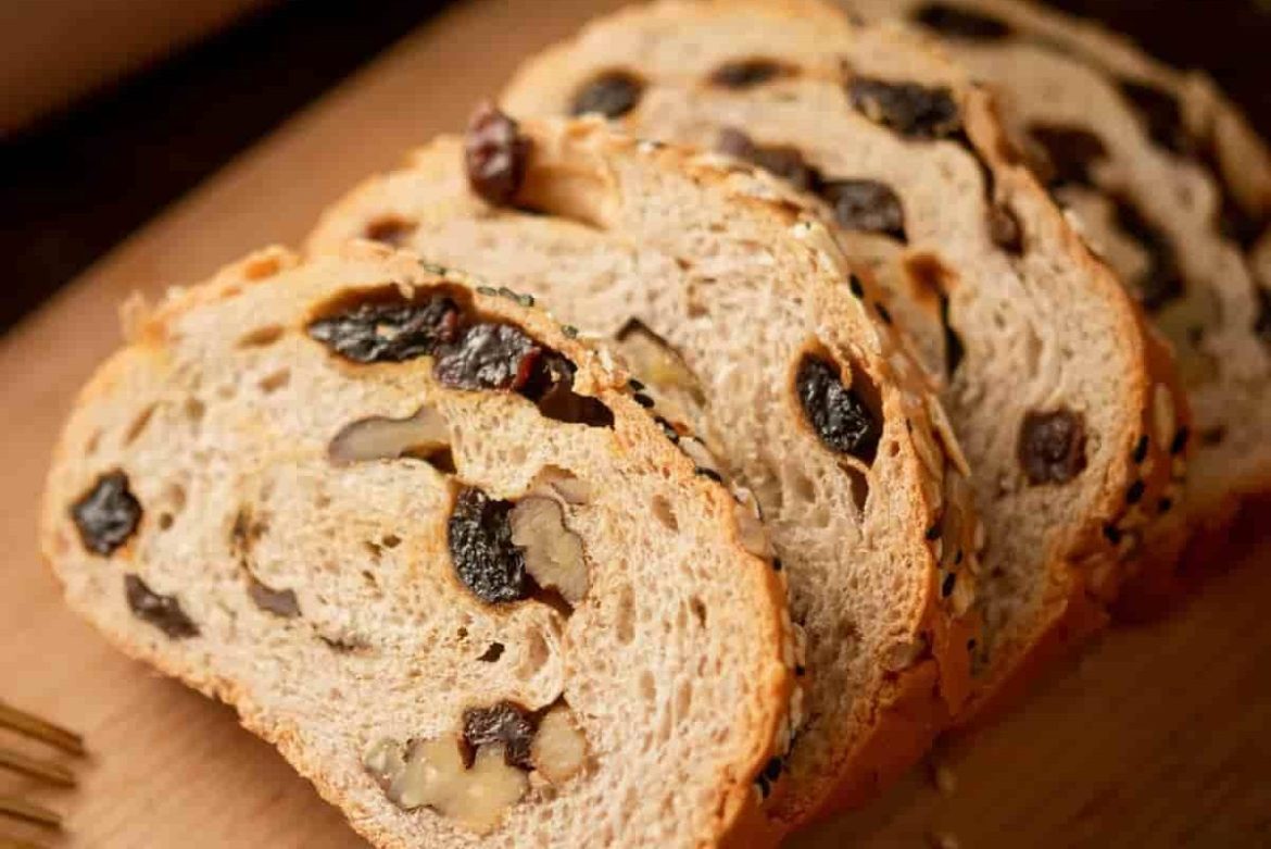 Polishing sweet bread with golden raisins is a healthy recipe