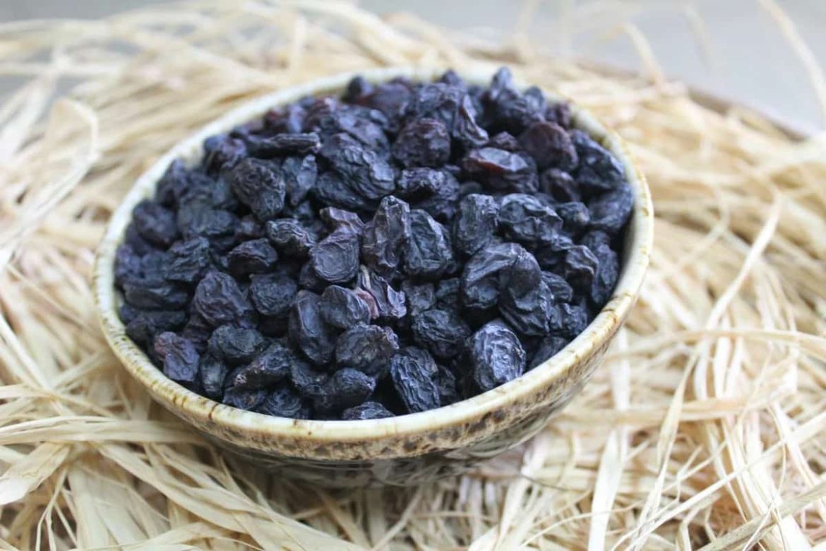 Black raisins in Hindi meaning benefits water conceiving