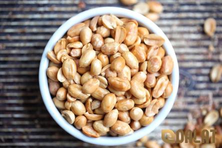 The purchase price of raw peanut for pregnant + properties, disadvantages and advantages